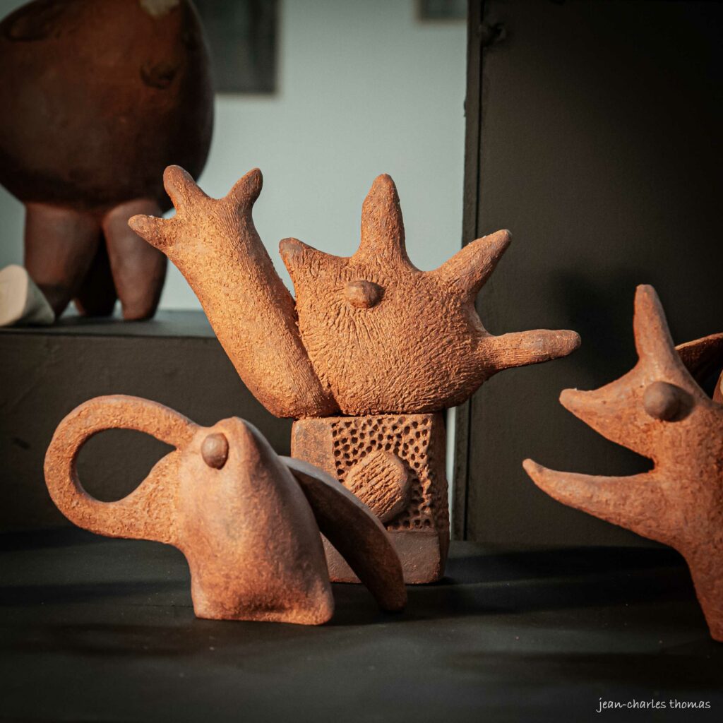 Dorine-Cavagnal-Plasticicienne-Ceramiste-Collection-biomorphe-design-Vases-sculptures-modelees-emaillees-cuisson-ht